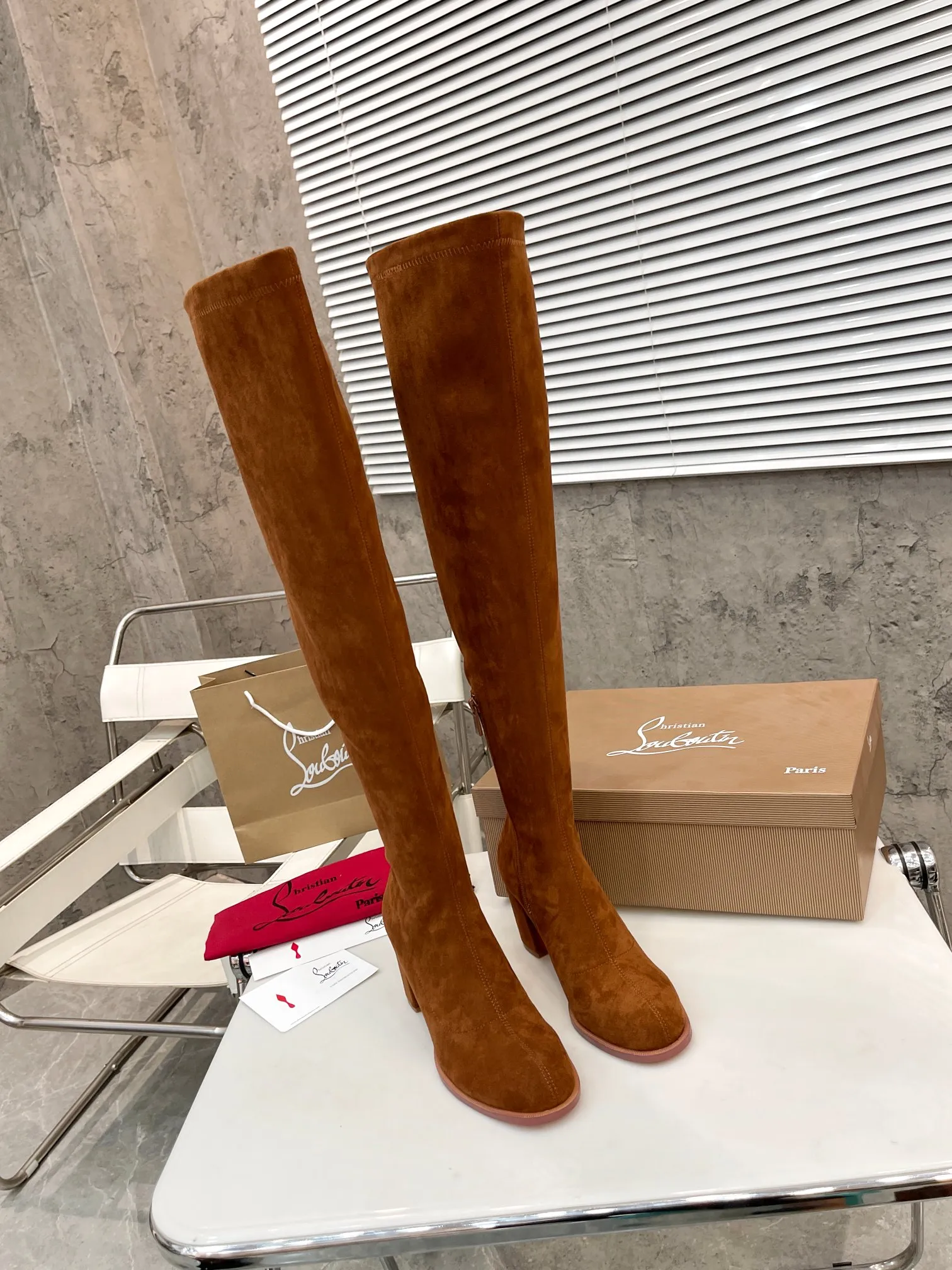 👟👟Ex-factory price 640👟👟 Christian Louboutin (CL) launches new thick-heeled stretch ankle boots, which are classic and refined, with smooth and slender lines. Fitted with 70mm square heel. The tube height is 22 inches.  ✅Fabric: stretch velvet leather ✅Lining: sheepskin ✅Outsole/heel height: rubber Heel height 7cm ✅Color: black stretch velvet black stretch leather khaki stretch suede ✅Code number: 34-41 (34,41 customized) ✅Packaging: original board packaging